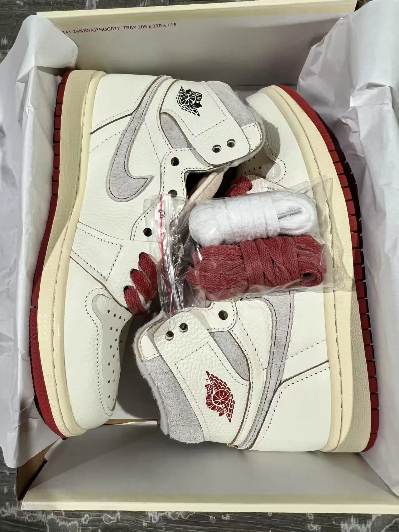 حذاء كرة السلة Air Jordan 1 High Off-White بنعل أحمر 9