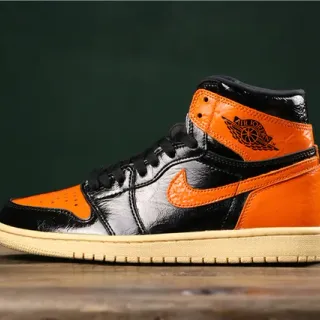 Zapatillas de baloncesto Air Jordan 1 High de charol negro y naranja