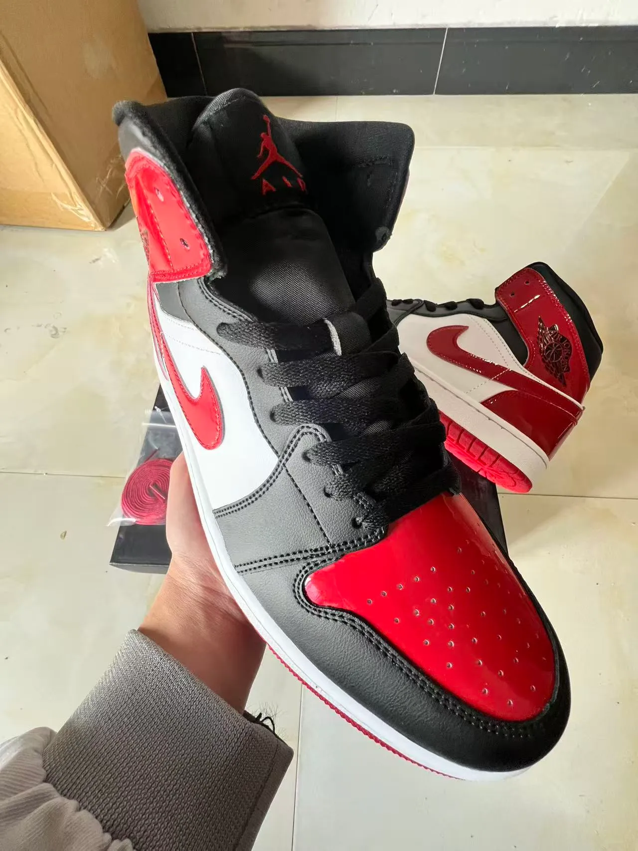 Air Jordan 1 High 漆皮红白黑篮球鞋 2