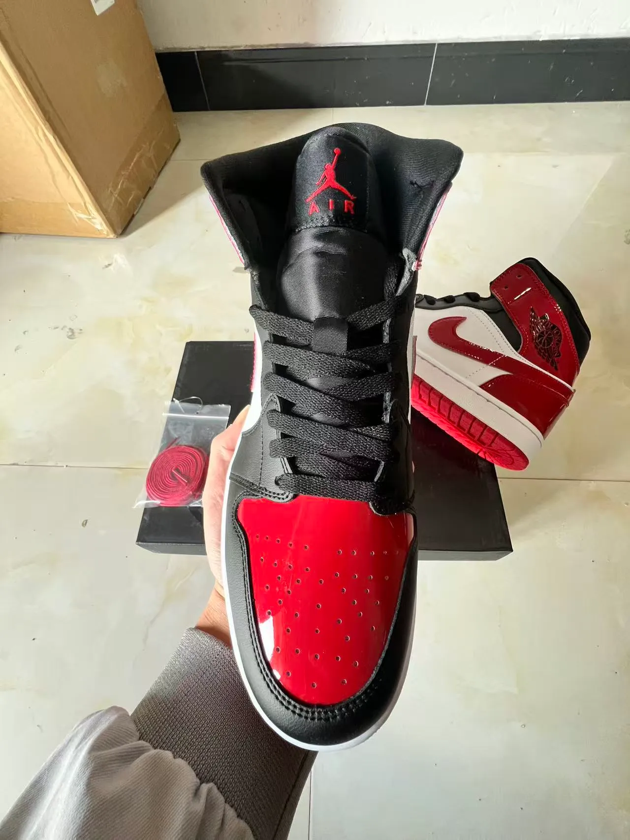 Air Jordan 1 High 漆皮红白黑篮球鞋 3