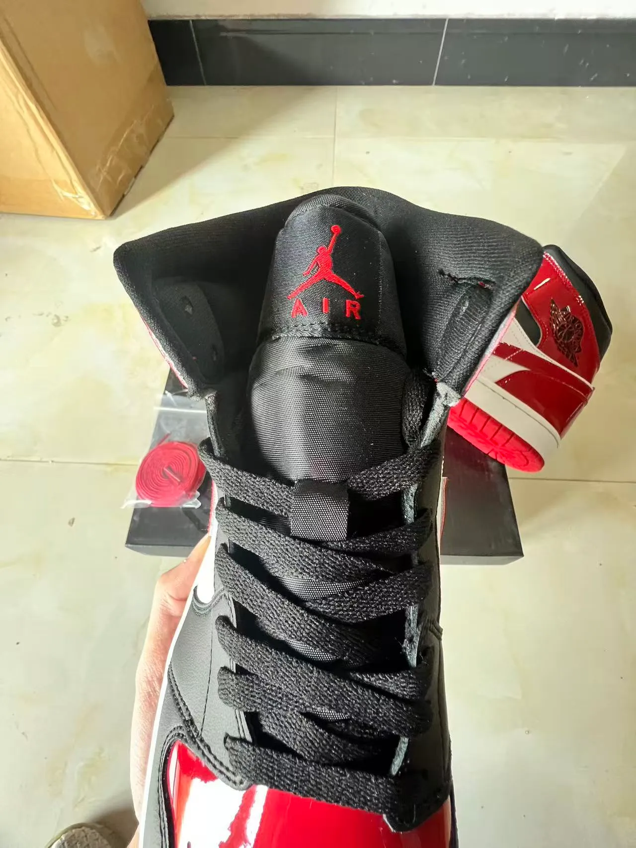 Air Jordan 1 High 漆皮红白黑篮球鞋 4