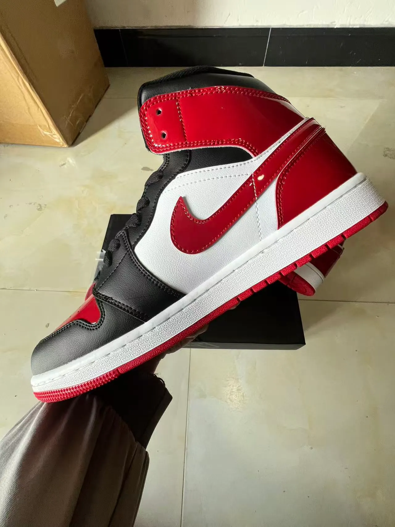 Air Jordan 1 High 漆皮红白黑篮球鞋 5