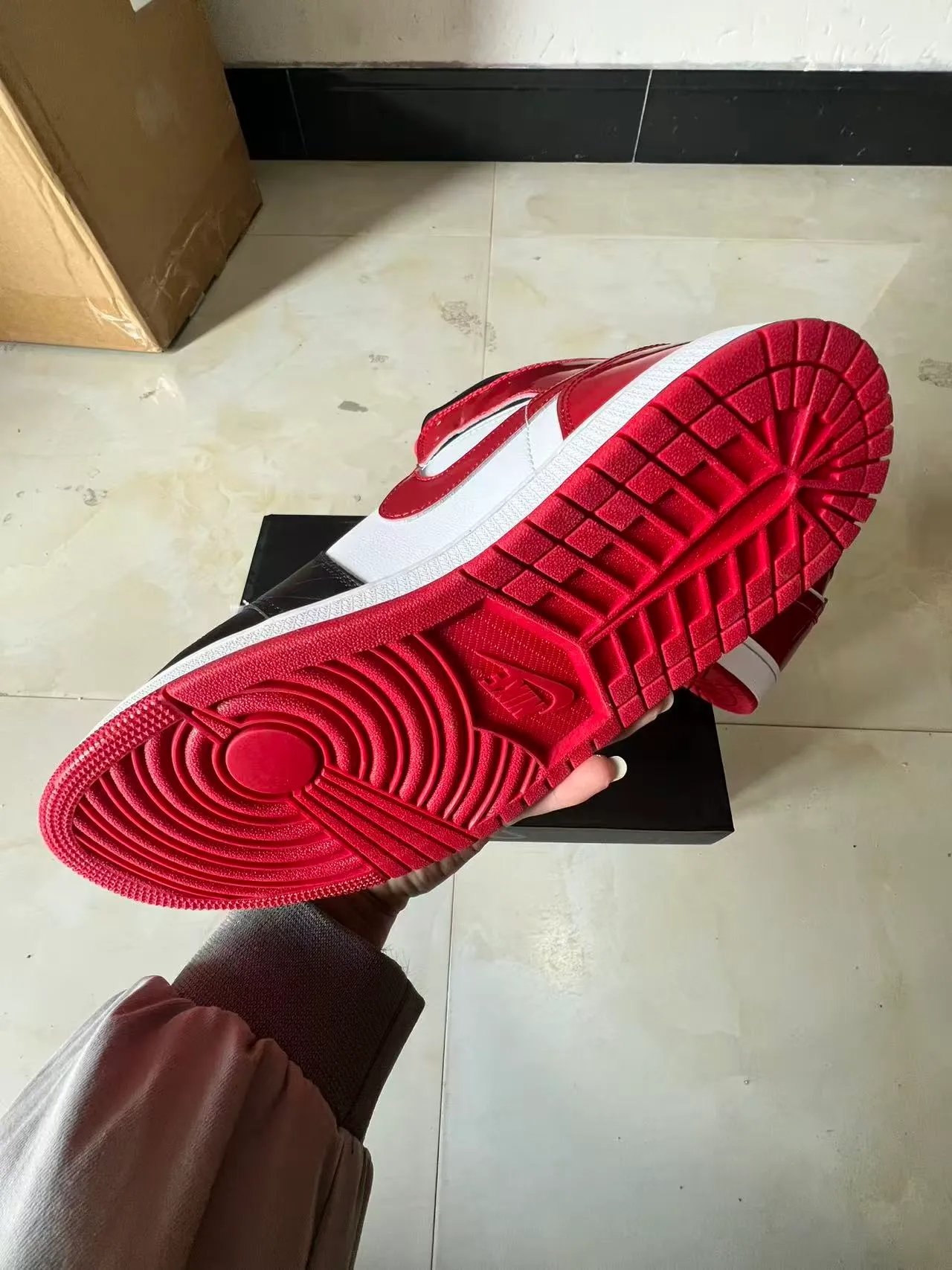 Air Jordan 1 High 漆皮红白黑篮球鞋 6