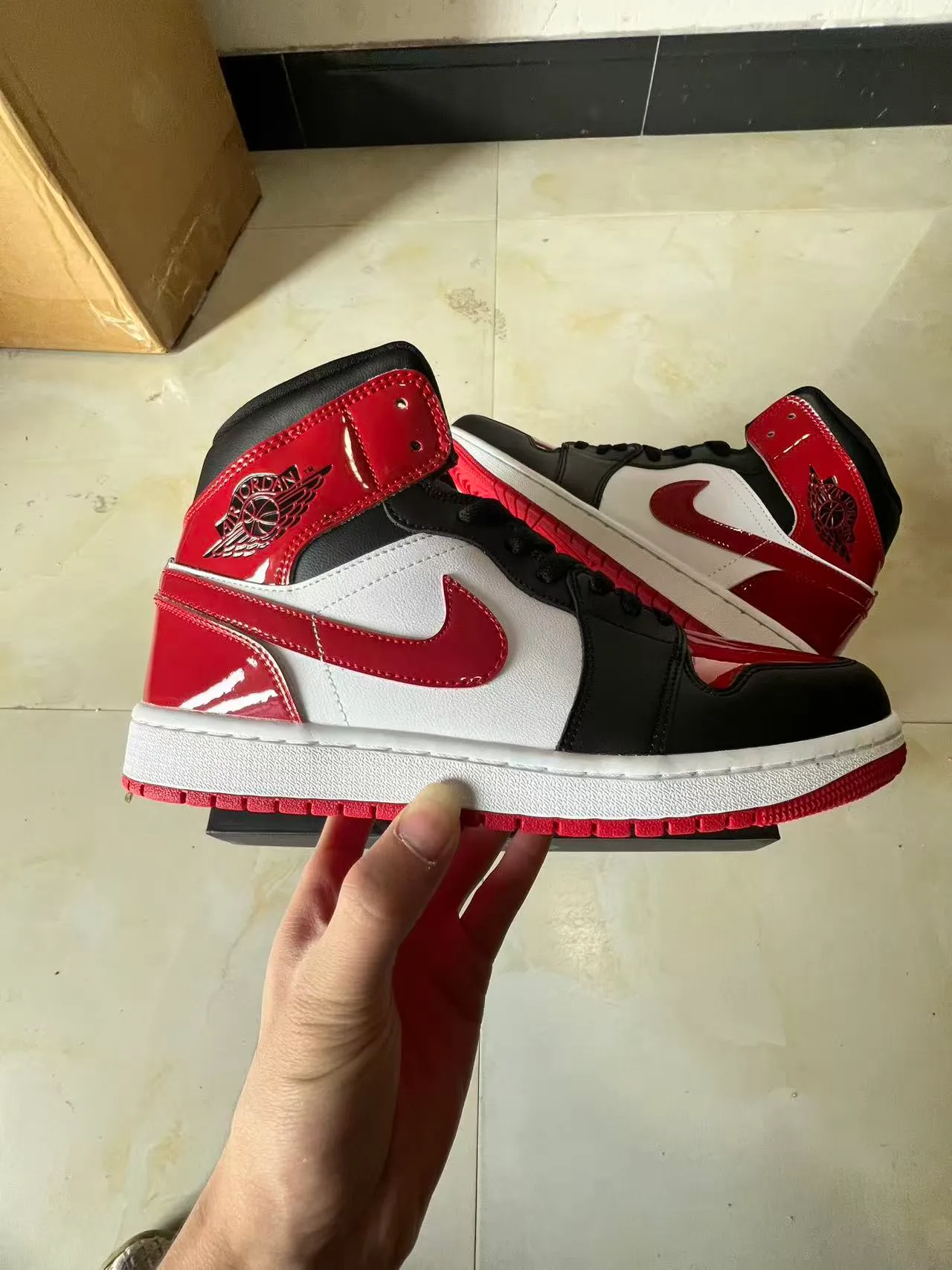 Air Jordan 1 High 漆皮红白黑篮球鞋 7