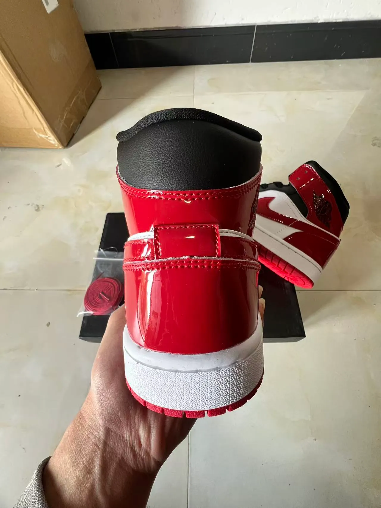 Air Jordan 1 High 漆皮红白黑篮球鞋 8