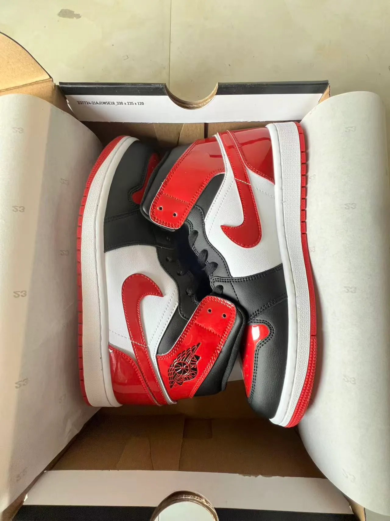 Air Jordan 1 High 漆皮红白黑篮球鞋 9