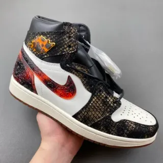 Tênis de basquete Air Jordan 1 High Top branco e preto com estampa de cobra e Swoosh vermelho