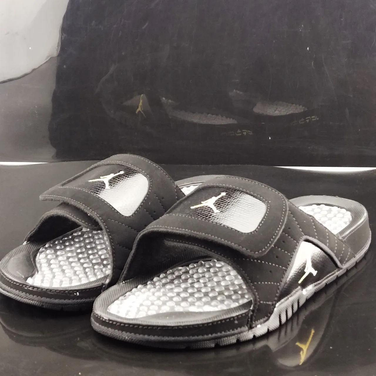 Chanclas Air Jordan 1 Slide negro y dorado Jumpman 2