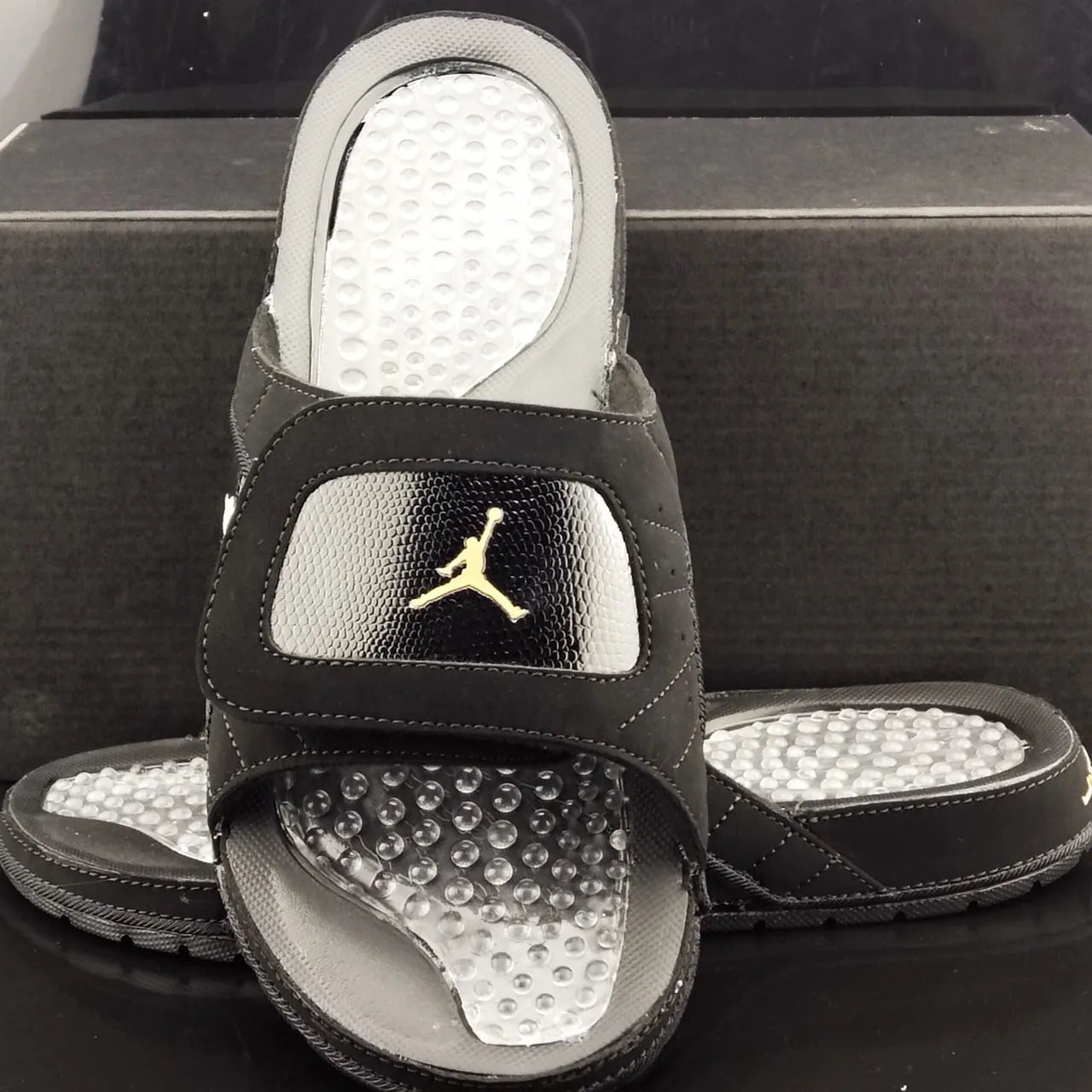 Chanclas Air Jordan 1 Slide negro y dorado Jumpman 3