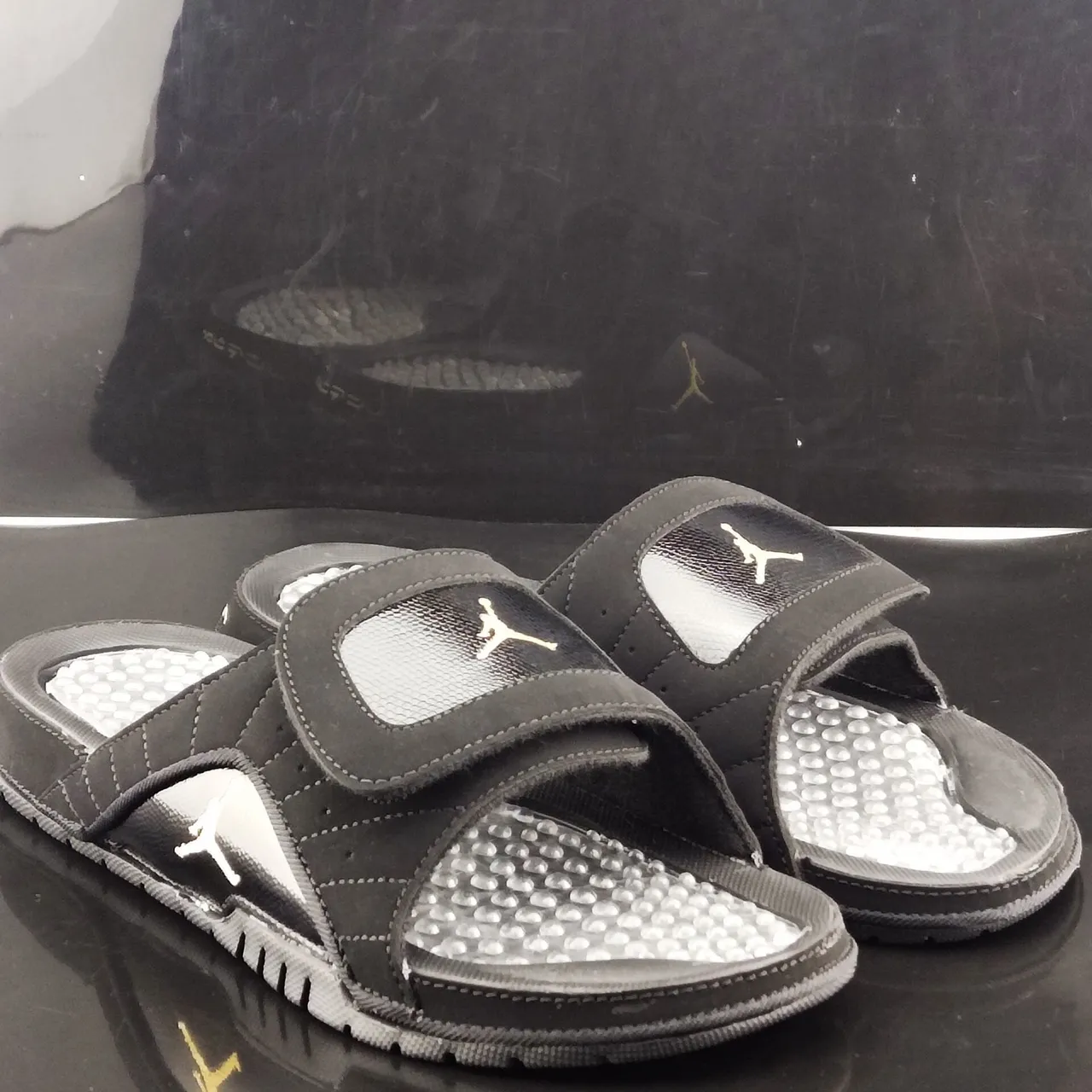 Chanclas Air Jordan 1 Slide negro y dorado Jumpman 4