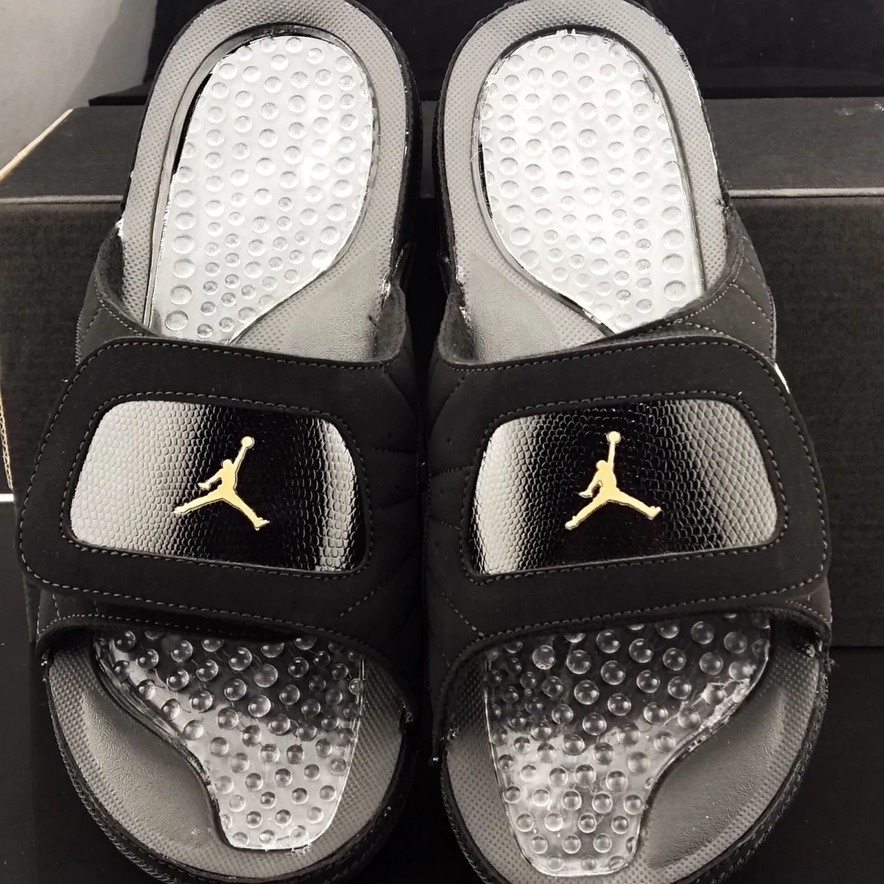 Chanclas Air Jordan 1 Slide negro y dorado Jumpman 5