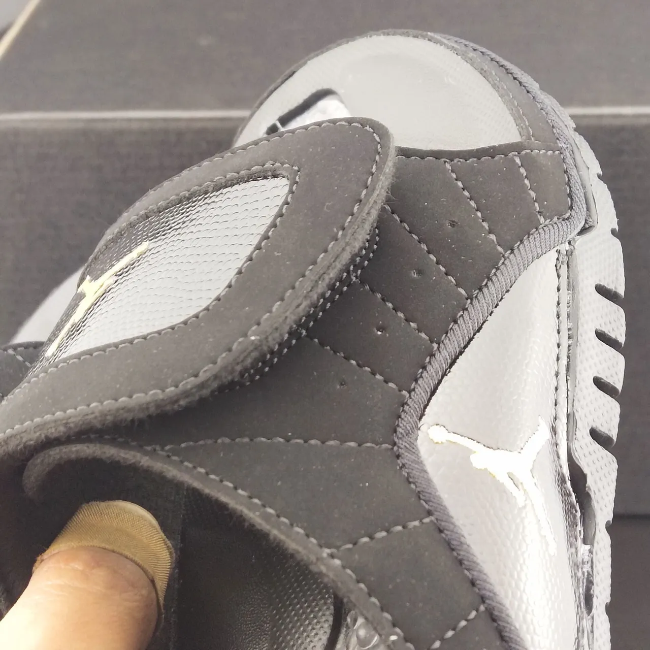 Chanclas Air Jordan 1 Slide negro y dorado Jumpman 6