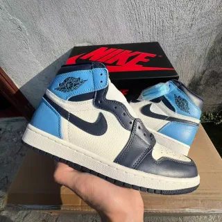 Tênis de basquete cano alto com painéis de couro branco e azul Air Jordan 1