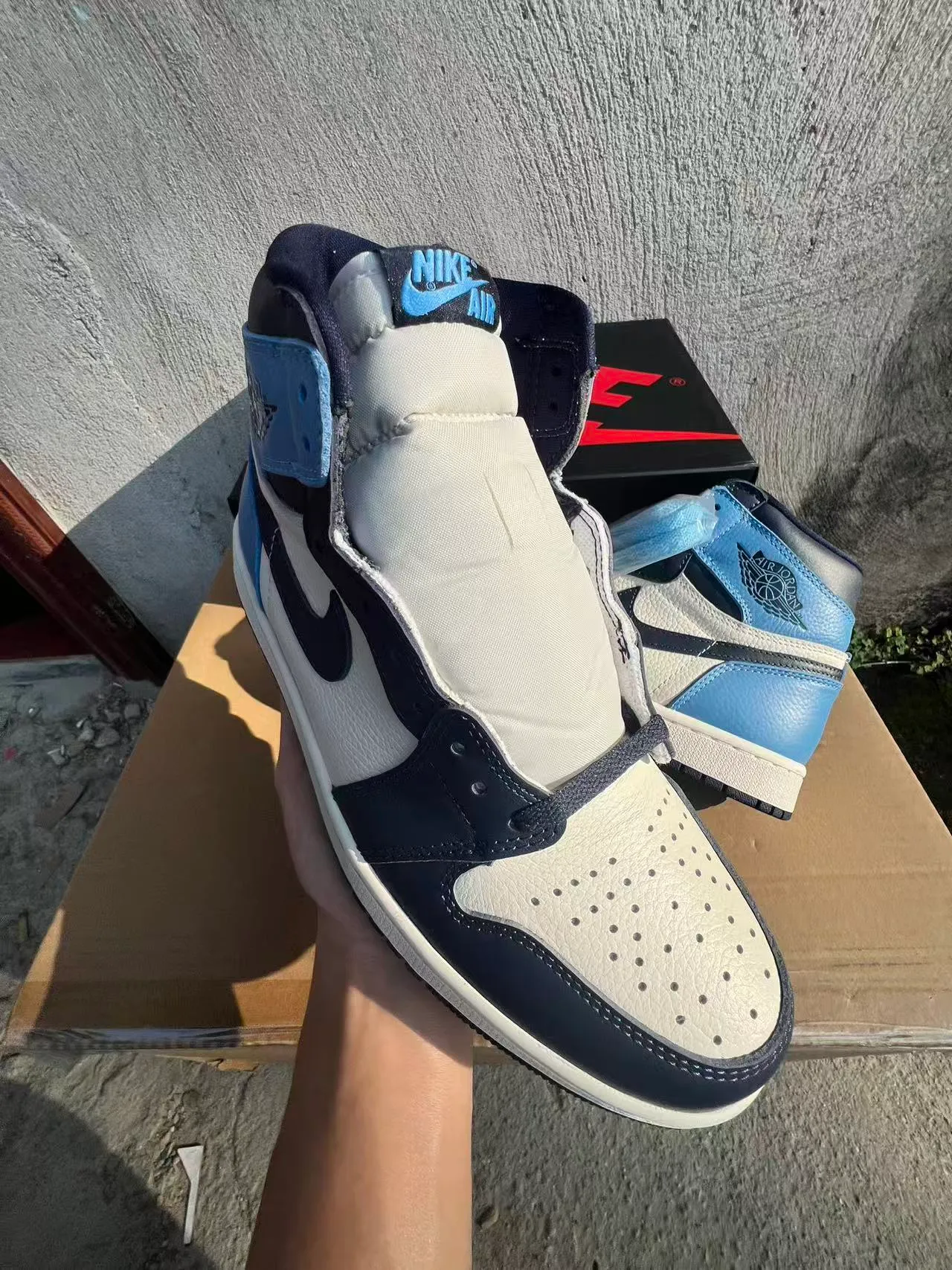 حذاء كرة السلة Air Jordan 1 عالي الرقبة بألواح جلدية باللونين الأبيض والأزرق 2