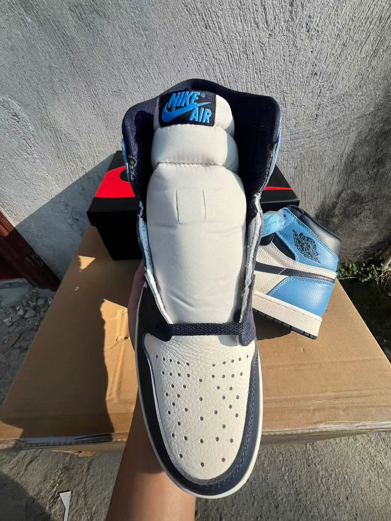 حذاء كرة السلة Air Jordan 1 عالي الرقبة بألواح جلدية باللونين الأبيض والأزرق 3