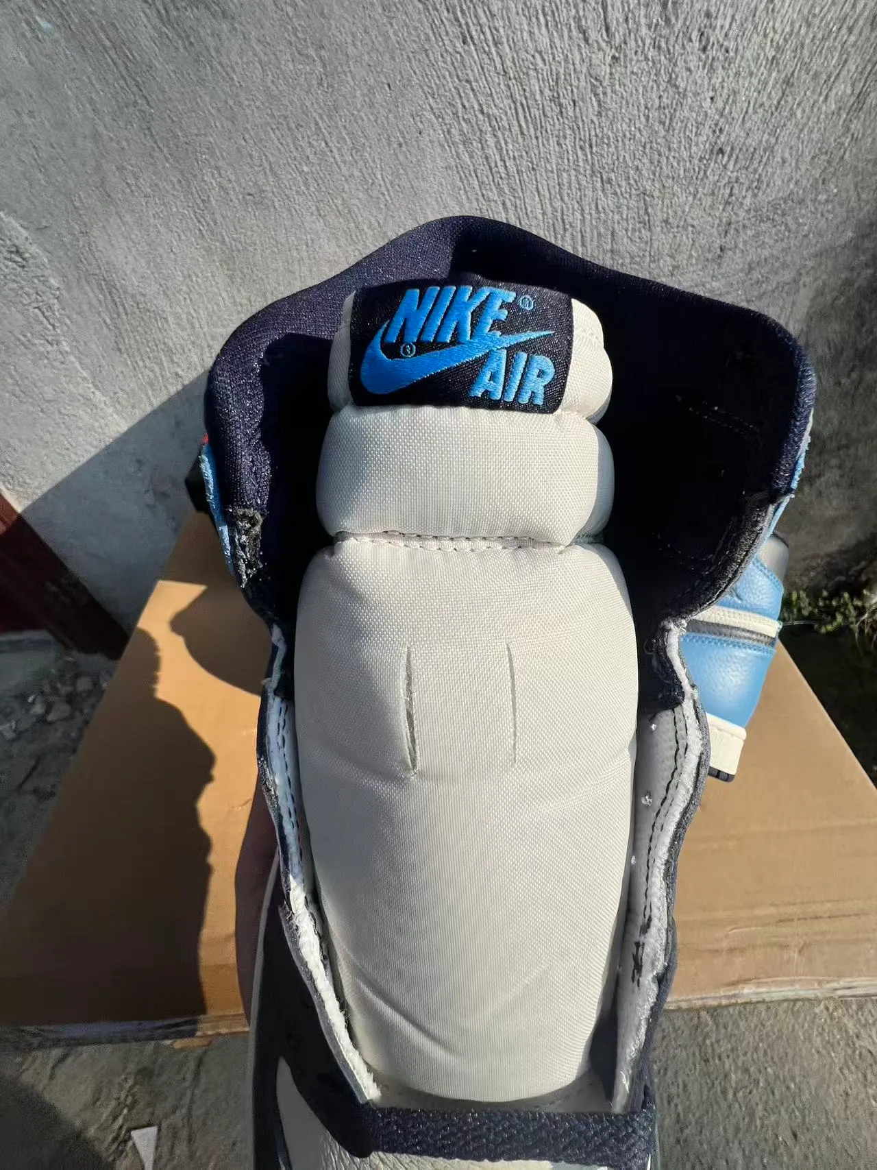 حذاء كرة السلة Air Jordan 1 عالي الرقبة بألواح جلدية باللونين الأبيض والأزرق 4