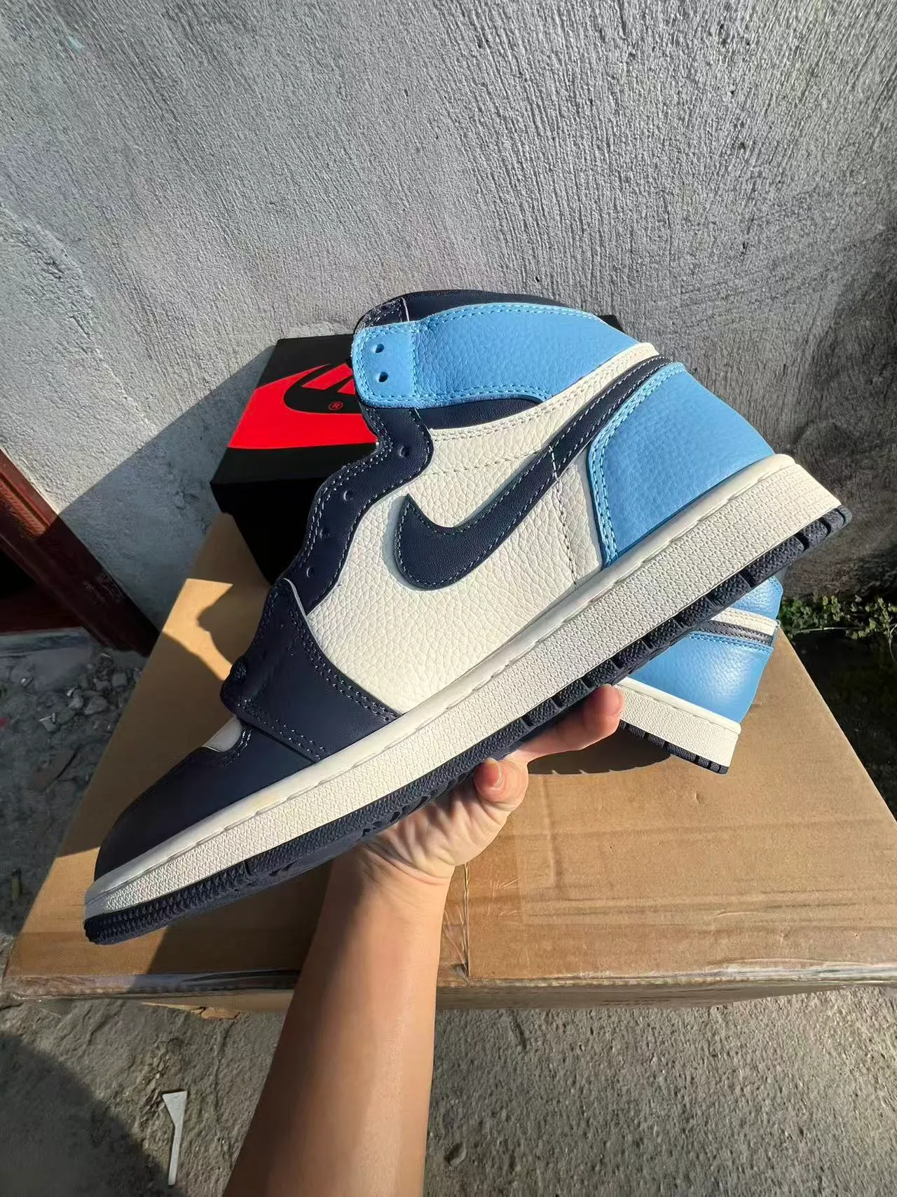 حذاء كرة السلة Air Jordan 1 عالي الرقبة بألواح جلدية باللونين الأبيض والأزرق 5