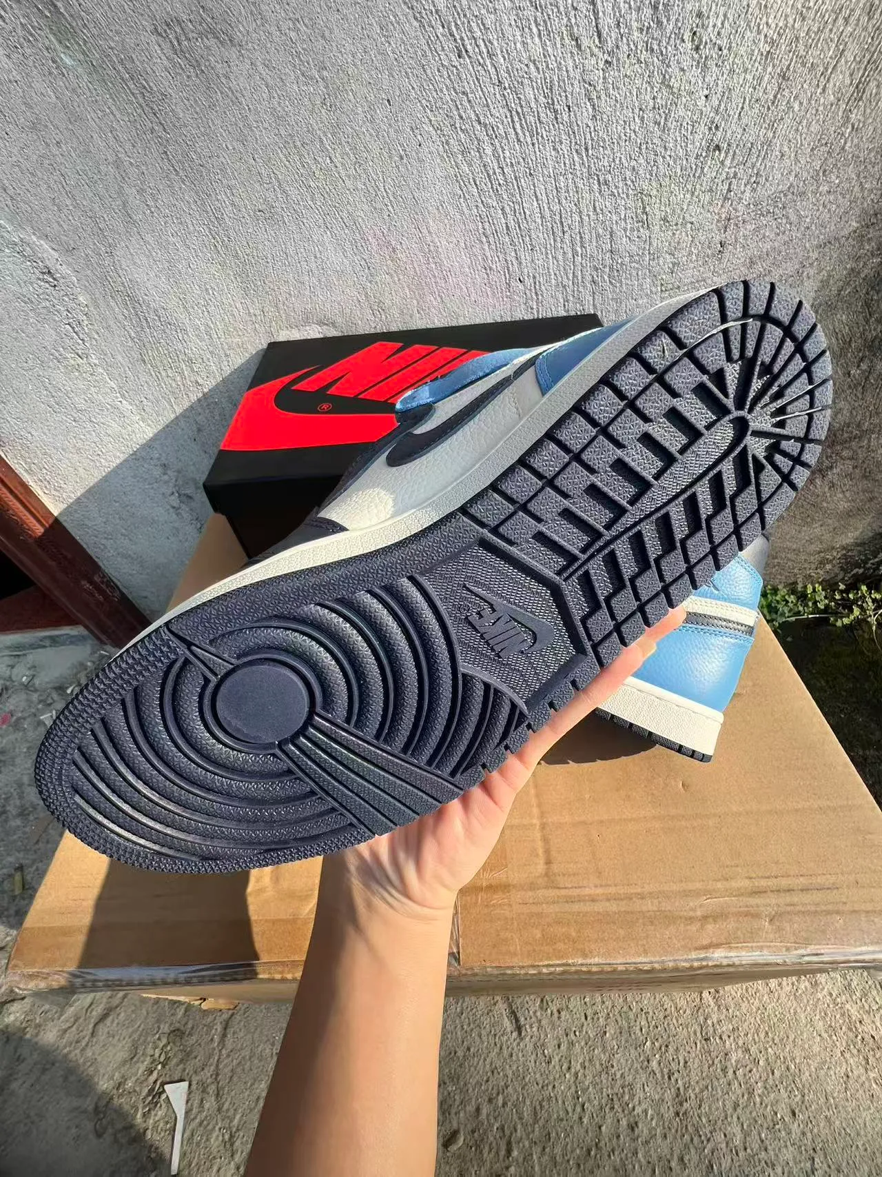 حذاء كرة السلة Air Jordan 1 عالي الرقبة بألواح جلدية باللونين الأبيض والأزرق 6