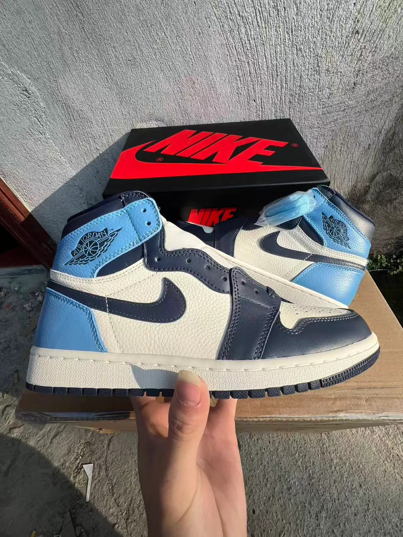 حذاء كرة السلة Air Jordan 1 عالي الرقبة بألواح جلدية باللونين الأبيض والأزرق 7