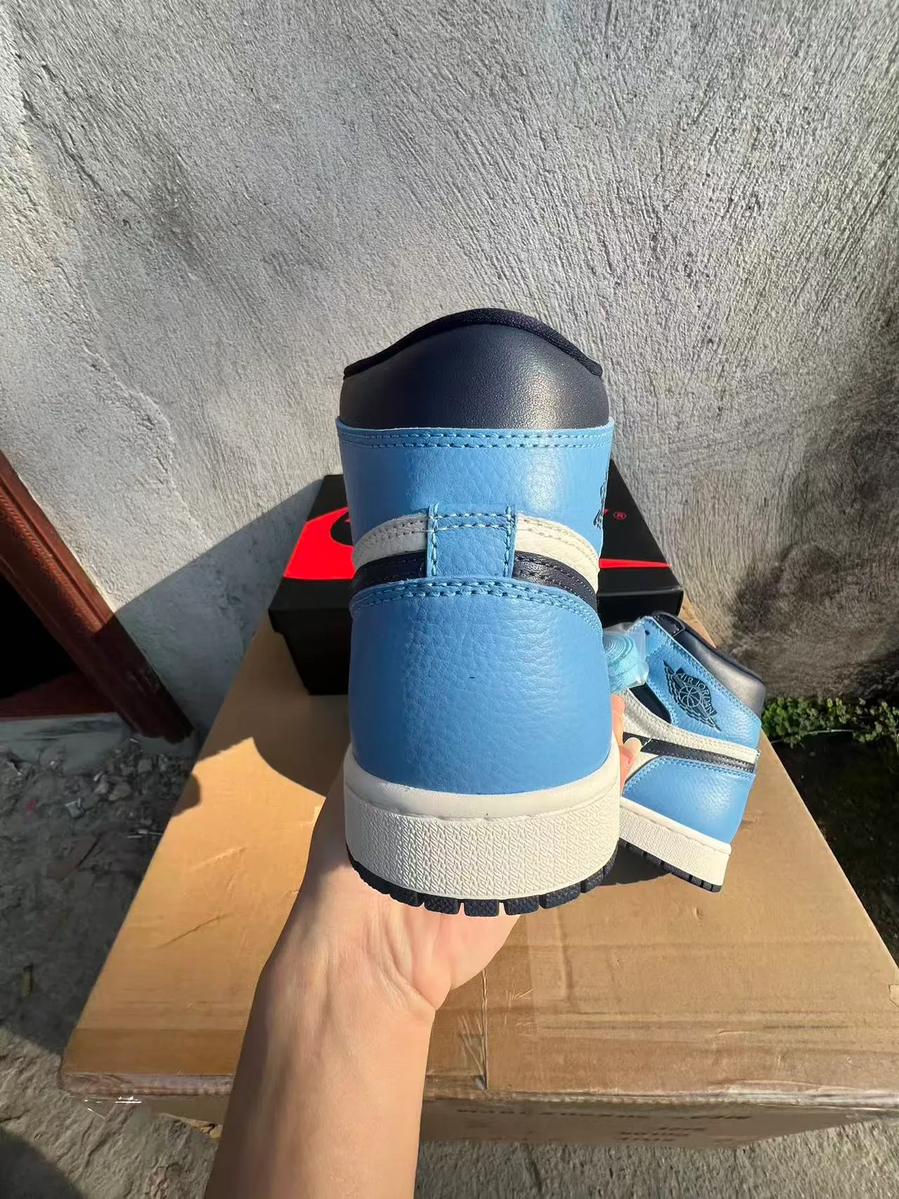 حذاء كرة السلة Air Jordan 1 عالي الرقبة بألواح جلدية باللونين الأبيض والأزرق 8