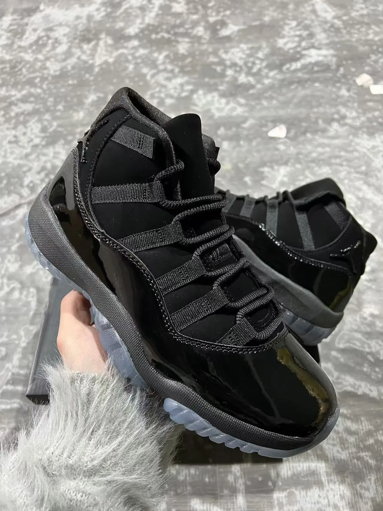 Zapatillas de baloncesto de caña alta Air Jordan 11 de charol negro 2