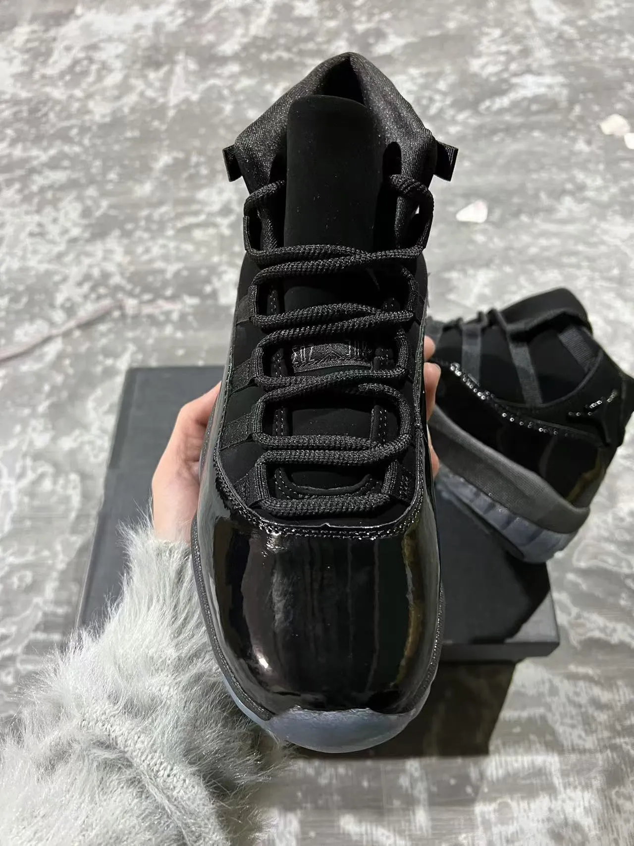 Zapatillas de baloncesto de caña alta Air Jordan 11 de charol negro 3