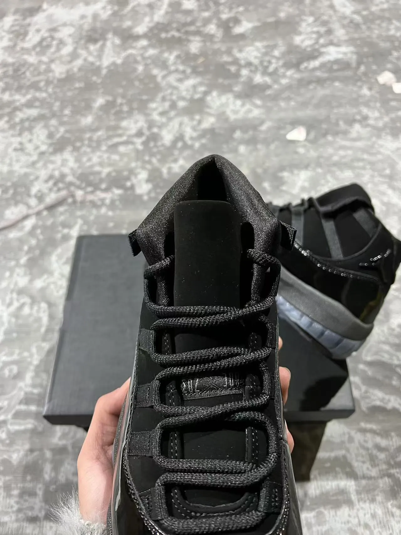 Zapatillas de baloncesto de caña alta Air Jordan 11 de charol negro 4