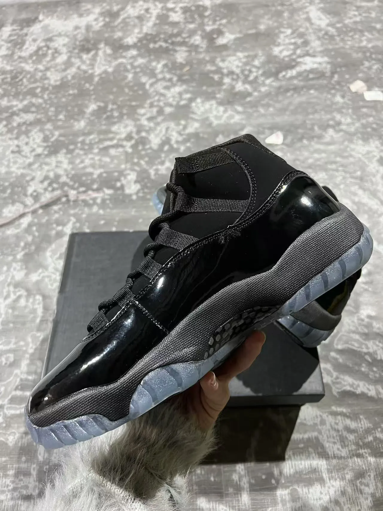 Zapatillas de baloncesto de caña alta Air Jordan 11 de charol negro 5
