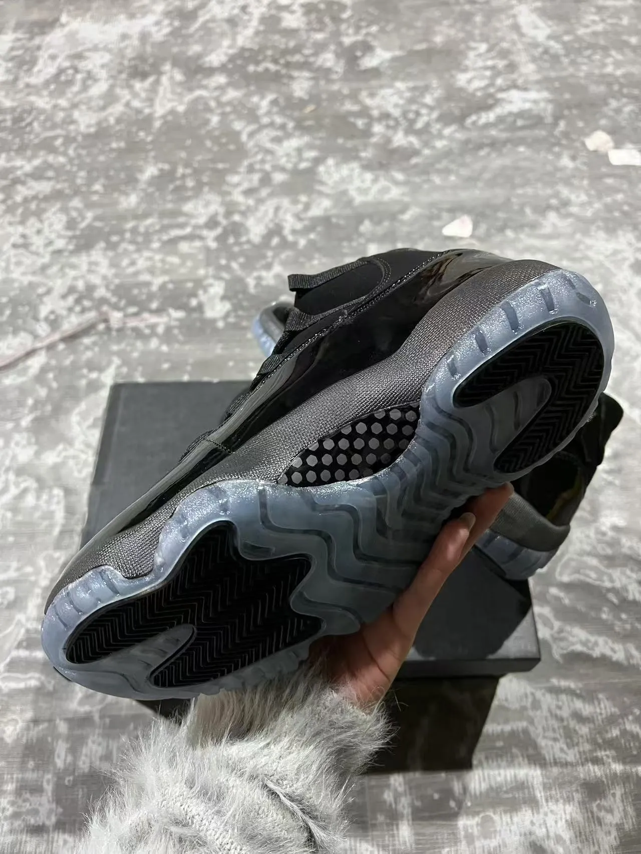Zapatillas de baloncesto de caña alta Air Jordan 11 de charol negro 6
