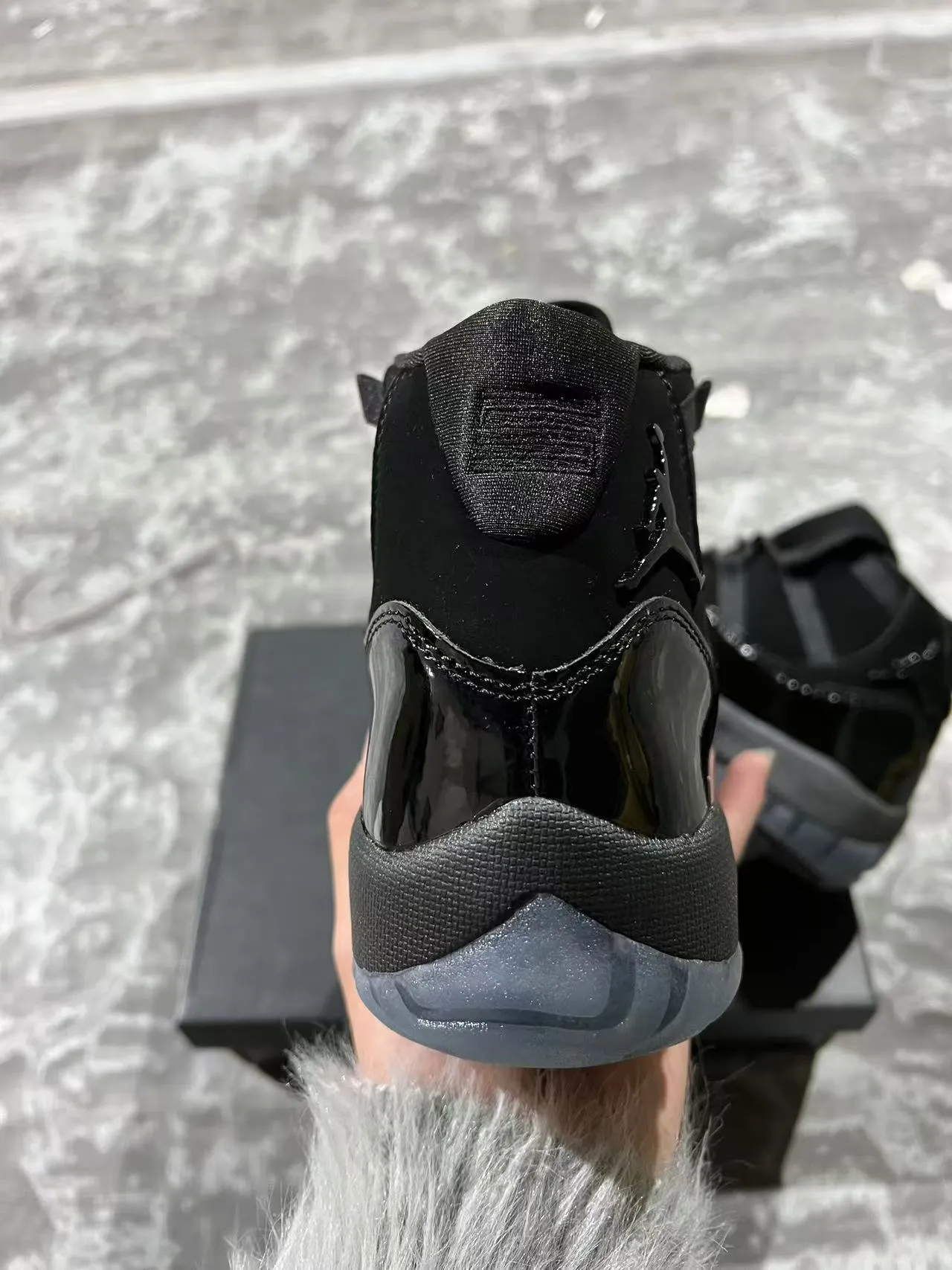 Zapatillas de baloncesto de caña alta Air Jordan 11 de charol negro 8
