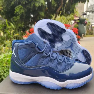 Tênis de basquete Air Jordan 11 em couro envernizado brilhante azul-marinho