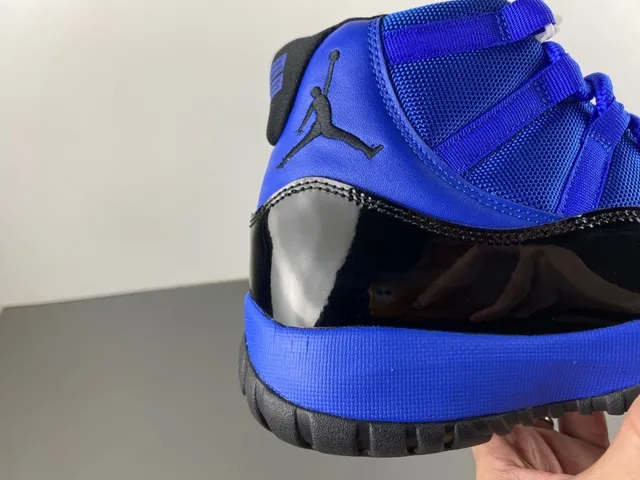 Tênis de basquete Air Jordan 11 em couro envernizado azul royal e preto 2