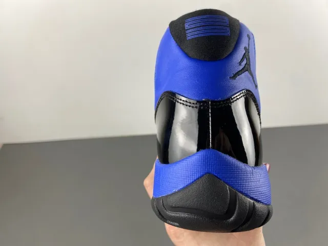 Tênis de basquete Air Jordan 11 em couro envernizado azul royal e preto 3