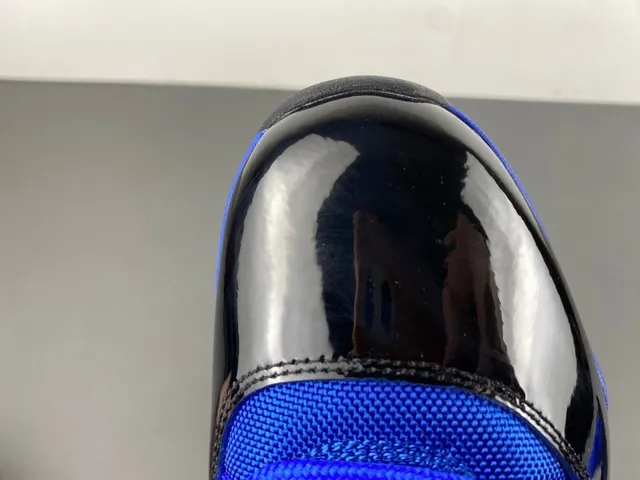 Tênis de basquete Air Jordan 11 em couro envernizado azul royal e preto 4