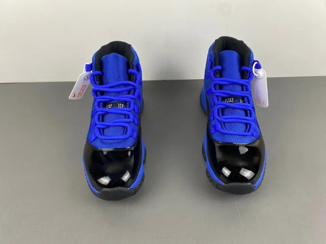 Tênis de basquete Air Jordan 11 em couro envernizado azul royal e preto 9