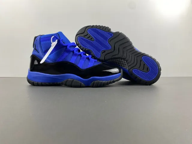 Tênis de basquete Air Jordan 11 em couro envernizado azul royal e preto 10