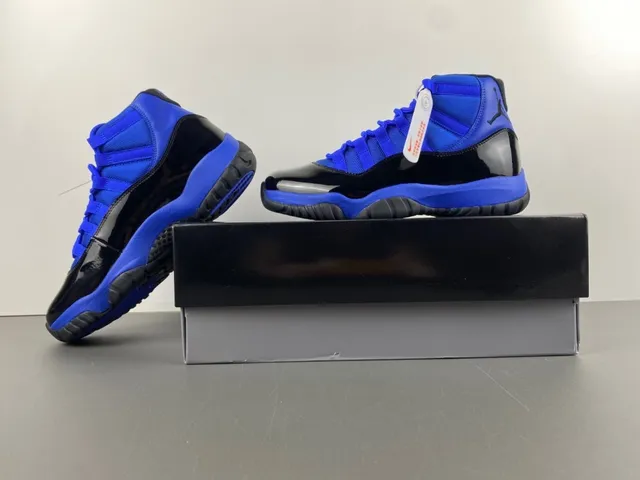 Tênis de basquete Air Jordan 11 em couro envernizado azul royal e preto 12