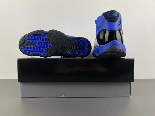 Tênis de basquete Air Jordan 11 em couro envernizado azul royal e preto 14