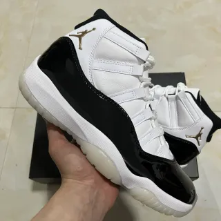 Air Jordan 11 白黑金篮球鞋