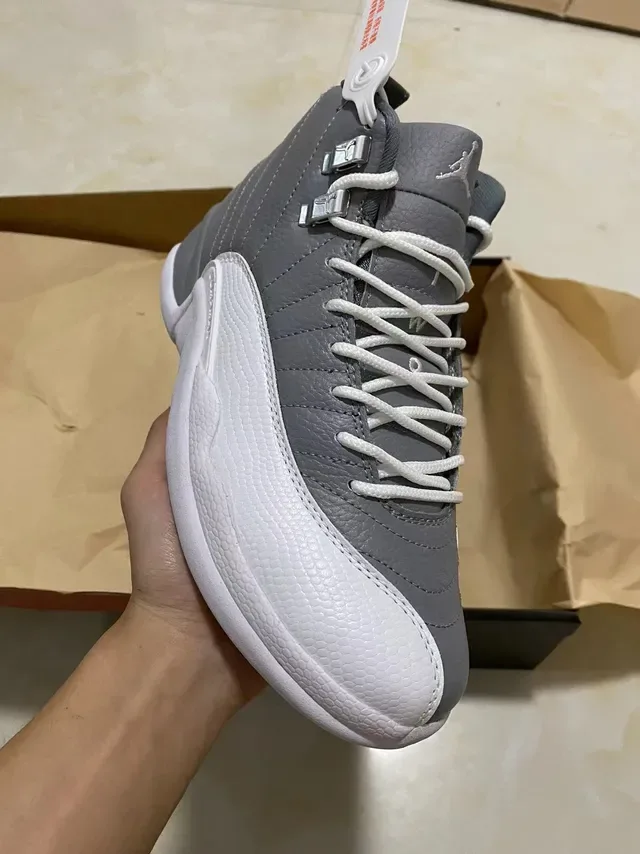 Air Jordan 12 灰色和白色绗缝皮革篮球鞋 2