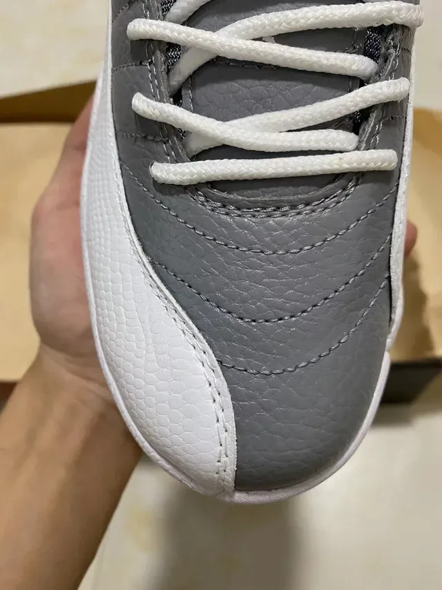 Air Jordan 12 灰色和白色绗缝皮革篮球鞋 3