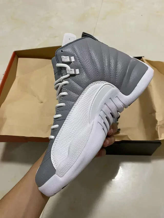 Air Jordan 12 灰色和白色绗缝皮革篮球鞋 4