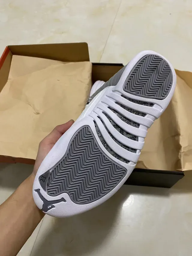 Air Jordan 12 灰色和白色绗缝皮革篮球鞋 5