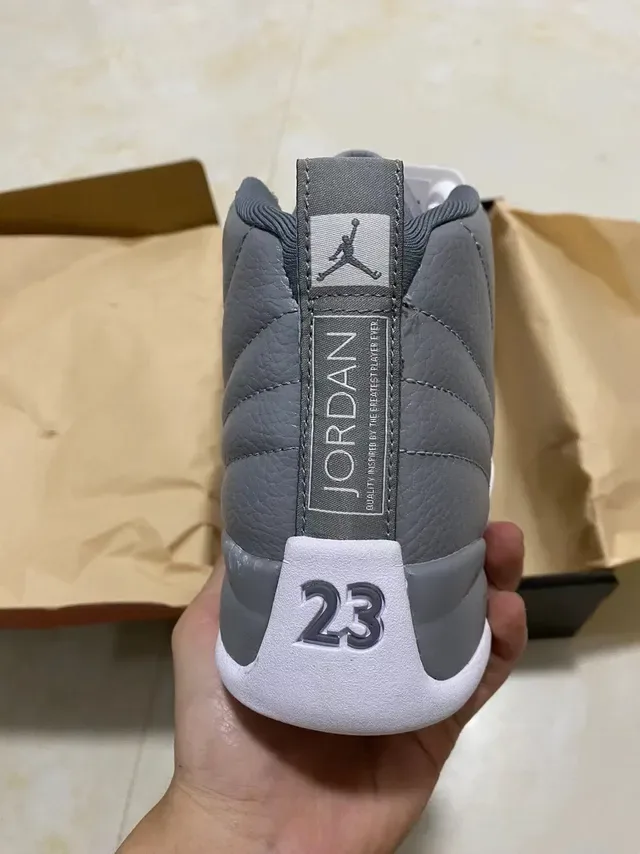 Air Jordan 12 灰色和白色绗缝皮革篮球鞋 6