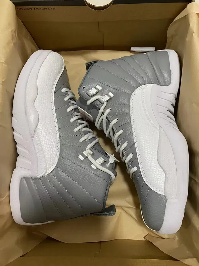 Air Jordan 12 灰色和白色绗缝皮革篮球鞋 7