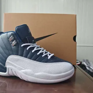 Air Jordan 12 नेवी और सफ़ेद क्विल्टेड लेदर बास्केटबॉल जूते