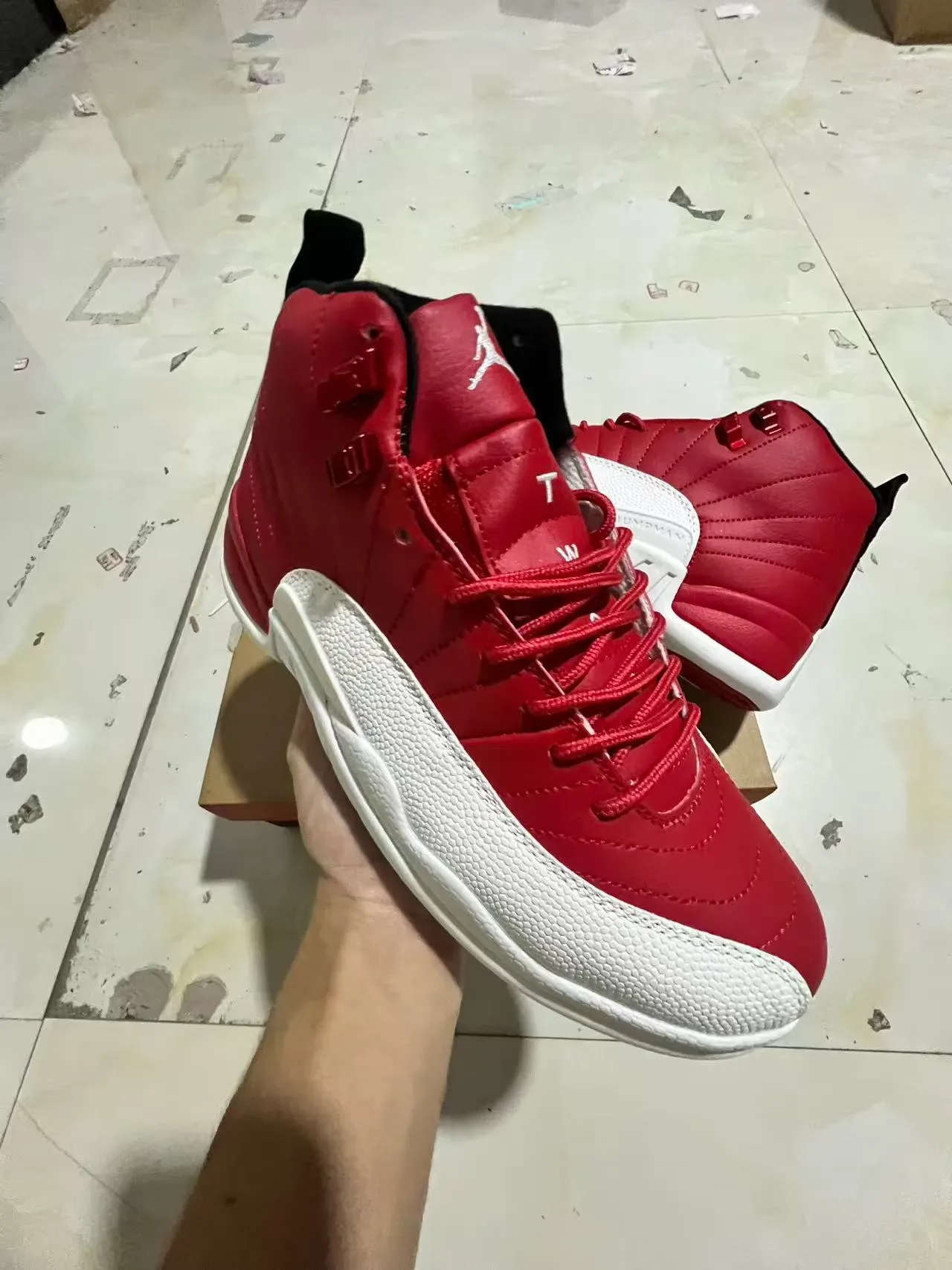 Air Jordan 12 红白绗缝皮革篮球鞋 2