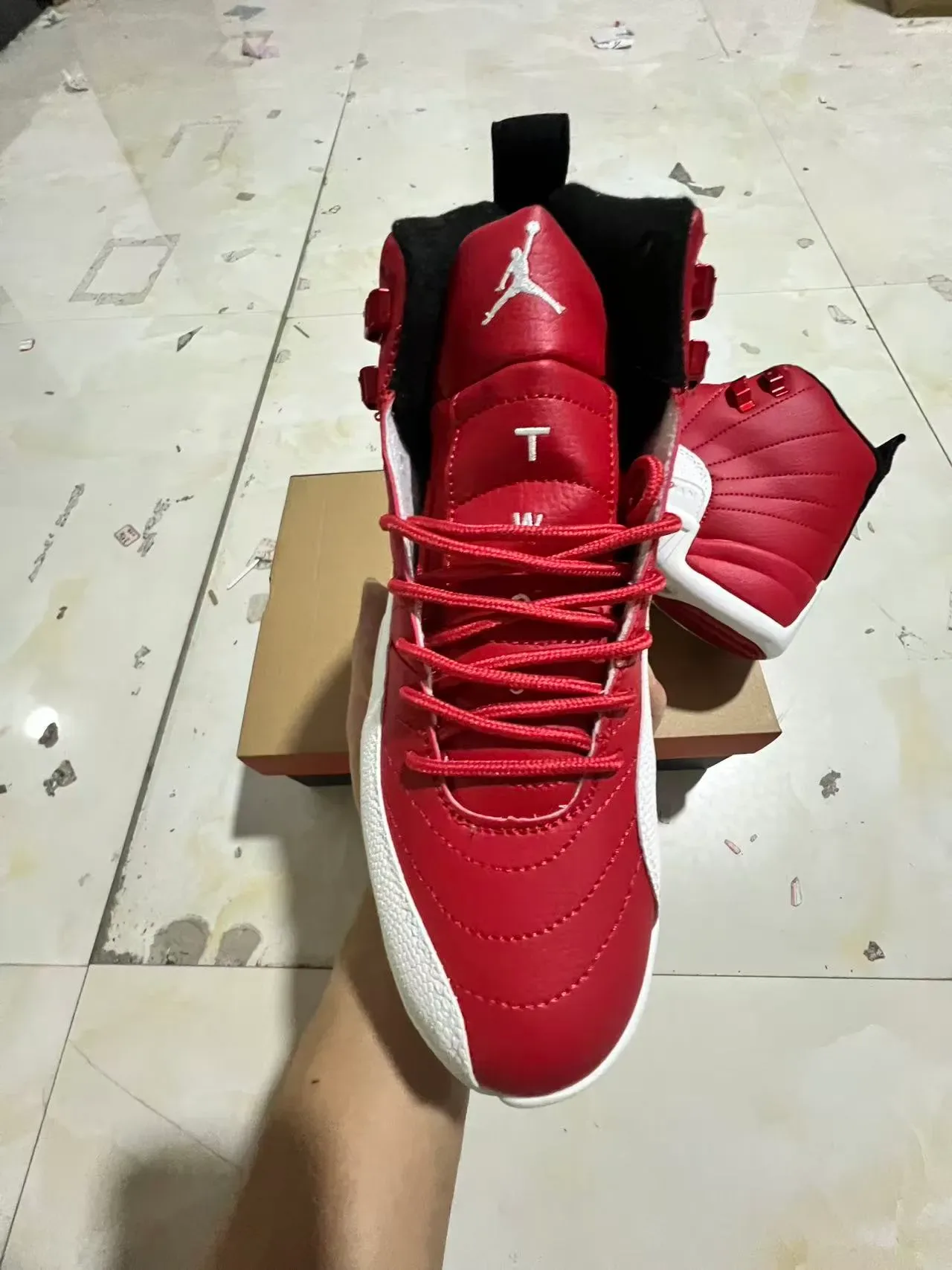 Air Jordan 12 红白绗缝皮革篮球鞋 3