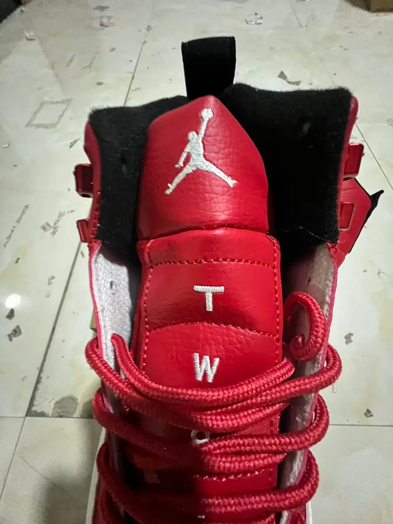 Air Jordan 12 红白绗缝皮革篮球鞋 4