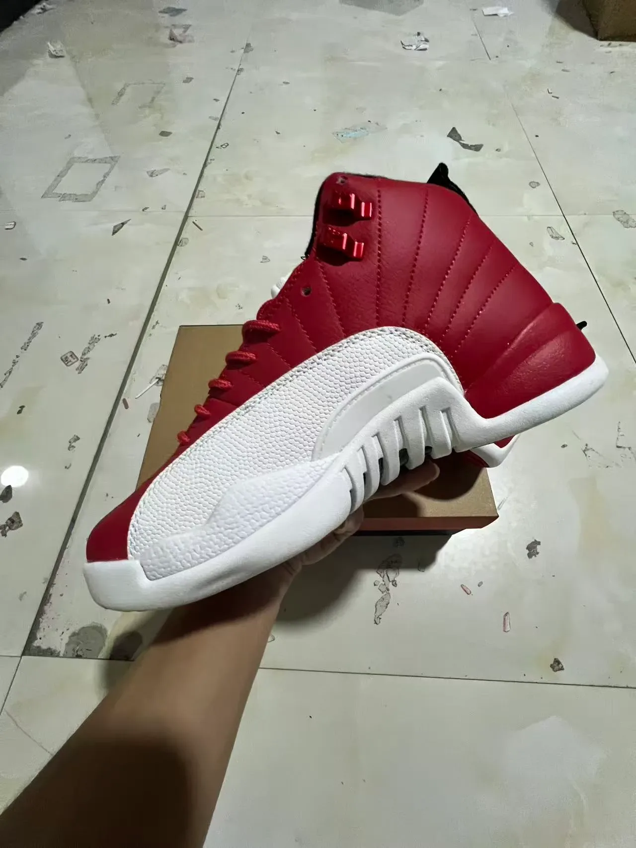 Air Jordan 12 红白绗缝皮革篮球鞋 5